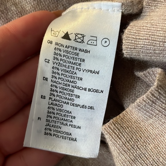 H&M beige turtle neck - Picture 3 of 3